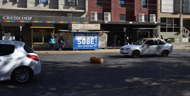 De no creer: un tubo de gas se cayó de un vehículo y atravesó toda la Plaza 25 de Mayo rodando
