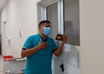 Viral: un chofer de ambulancias le canta a los pacientes de COVID-19 para alegrarlos