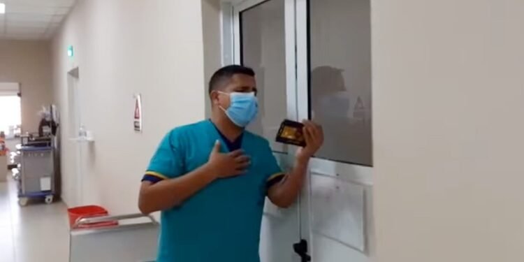 Viral: un chofer de ambulancias le canta a los pacientes de COVID-19 para alegrarlos