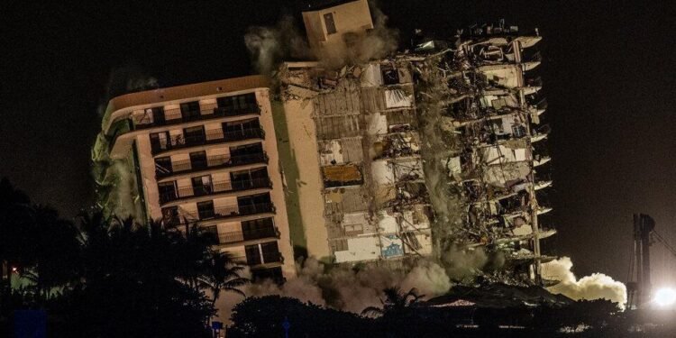 Demolieron los restos del edificio que se derrumbó en Miami