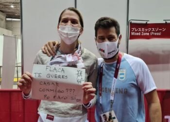 Emotivo momento en los JJOO: mientras daba una entrevista en vivo, su entrenador y pareja le pidió matrimonio