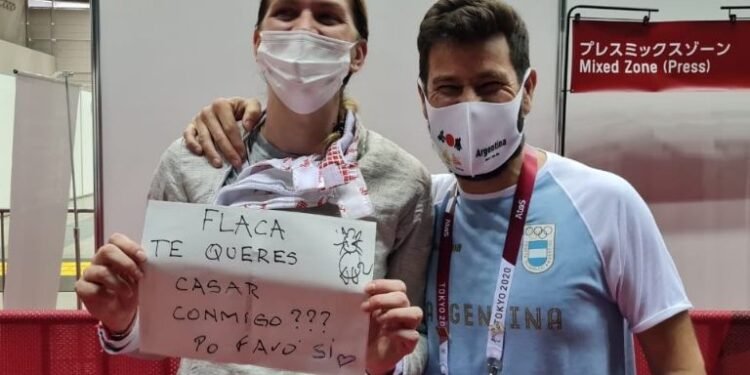 Emotivo momento en los JJOO: mientras daba una entrevista en vivo, su entrenador y pareja le pidió matrimonio