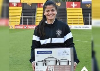 Polémica: premiaron a una jugadora profesional de fútbol con un set de ollas