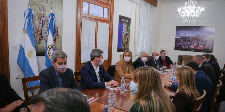 Uñac impulsó a ministros e intendentes para buscar el mejor resultado