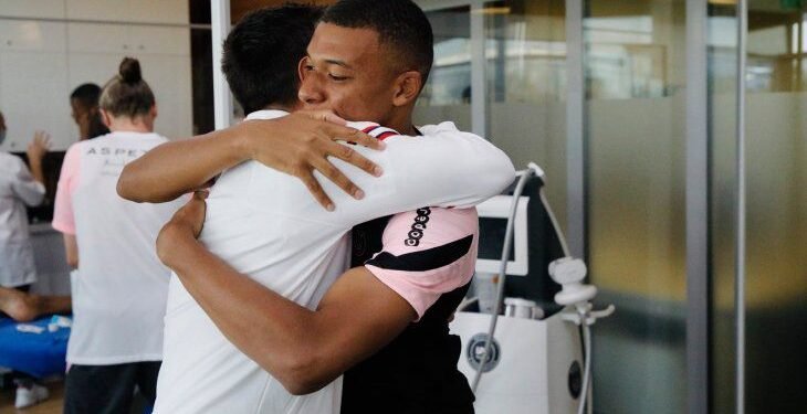 El pase del año: Mbappé le dio la bienvenida a Messi en el PSG