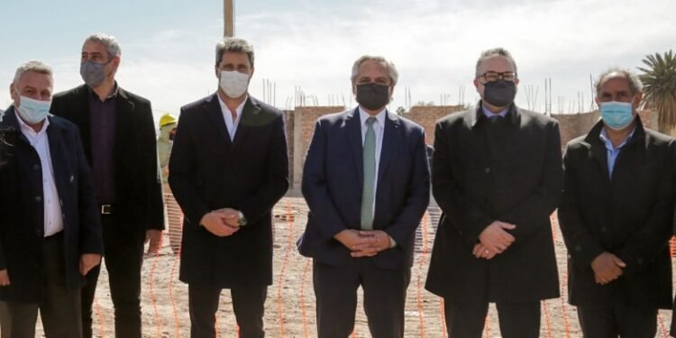 El gobernador Uñac y el presidente Fernández visitaron una empresa téxtil y recorrieron obras de viviendas