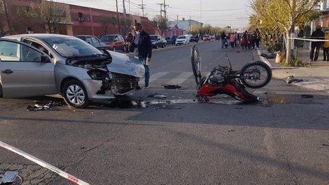 Estrepitoso accidente entre un auto y una moto, dos mujeres y un bebé terminaron en el hospital