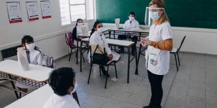 Salario docente: El Gobierno y los gremios acordaron un mínimo de 40 mil pesos