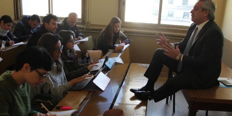El presidente Alberto Fernández volvió a ejercer una de sus profesiones