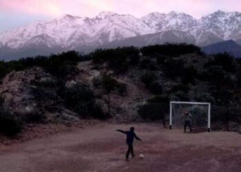 Construyeron una cancha en medio de las montañas con el nombre de Lionel Messi
