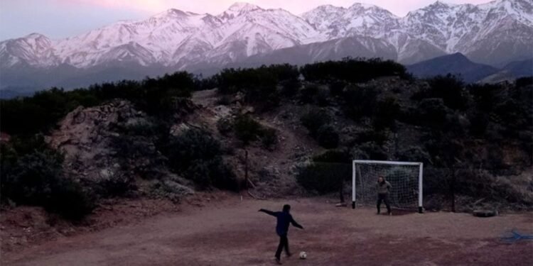 Construyeron una cancha en medio de las montañas con el nombre de Lionel Messi