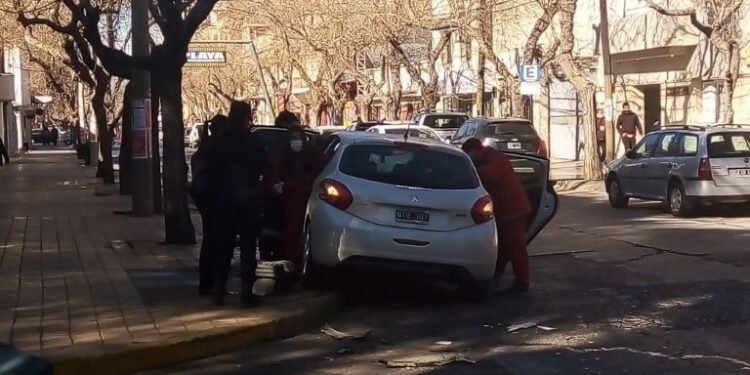 Violento accidente en zona céntrica: un auto terminó en la vereda