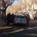 Violento accidente en zona céntrica: un auto terminó en la vereda