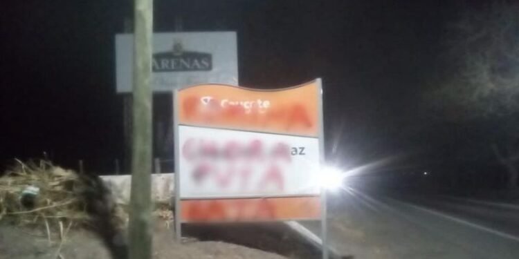 Polémica en Caucete: aparecieron pintadas agresivas y misóginas en un cartel dedicadas a la intendenta