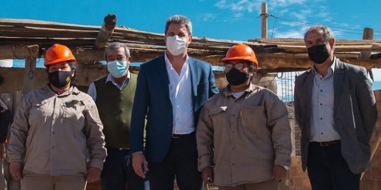 Uñac visitó Calingasta para recorrer obras del programa Argentina Hace y del IPV