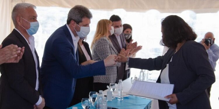 En 25 de Mayo, Uñac acompañó a una ONG en la entrega de elementos ortopédicos
