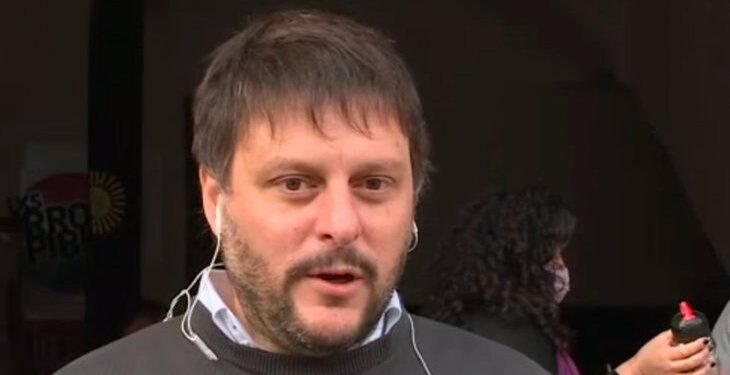 Campaña sucia: insultaron y escupieron a Leandro Santoro en la vía pública