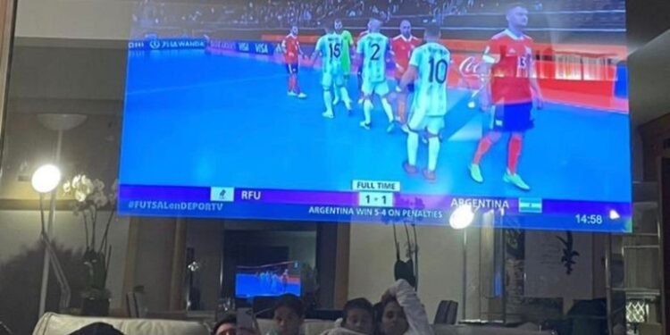 El extraño televisor en el que Messi vio el triunfo de la Selección de futsal