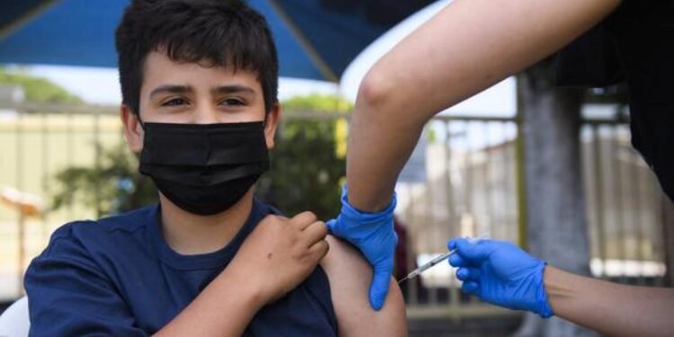 Casi 300 jóvenes de 17 años asistieron a colocarse la vacuna contra el COVID-19