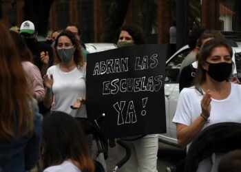 Padres enfurecidos reclaman presencialidad plena en escuelas preuniversitarias