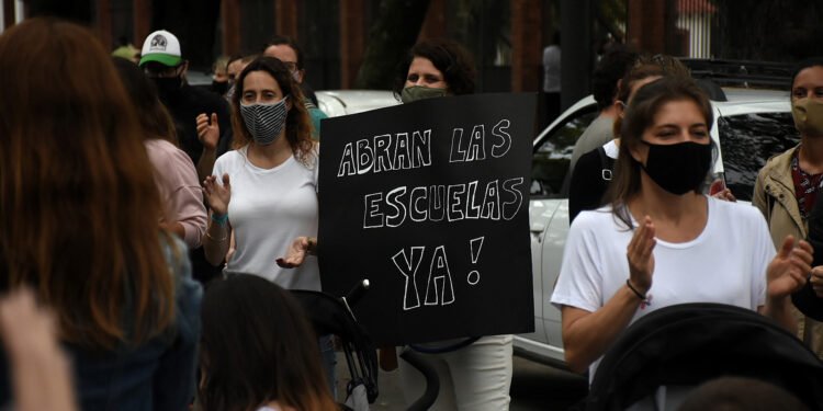 Padres enfurecidos reclaman presencialidad plena en escuelas preuniversitarias