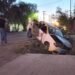 Por esquivar una moto, un taxista terminó incrustado en una cuneta de Rivadavia