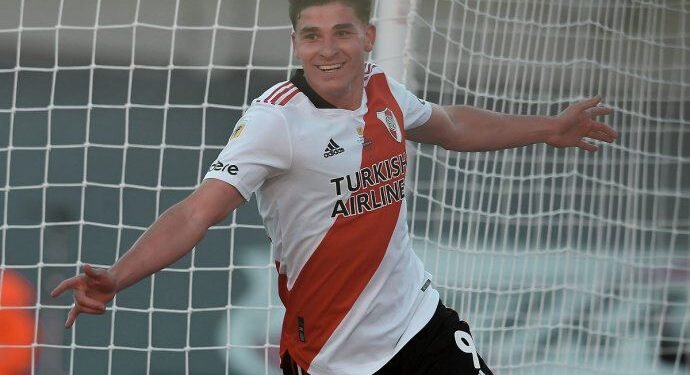 Con Julián Álvarez como figura, River venció a Boca y sigue prendido