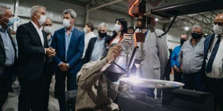 Uñac inauguró una fábrica de termotanques solares para equipar viviendas e industrias
