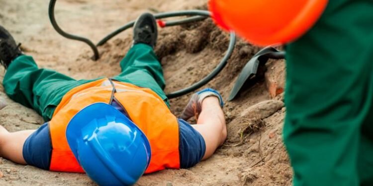Accidente laboral: un operario sufrió una descarga eléctrica y cayó desde lo alto de un poste de luz