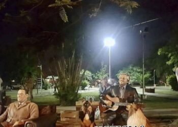 Insólito: le hicieron una estatua a Alberto y a su perro Dylan