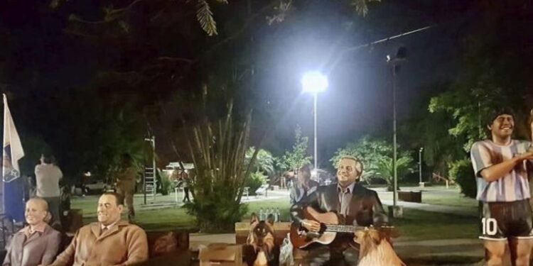 Insólito: le hicieron una estatua a Alberto y a su perro Dylan