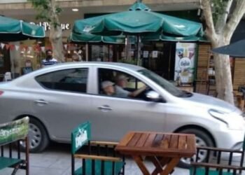 Dos abuelos turistas se pasearon en auto por la peatonal de San Juan
