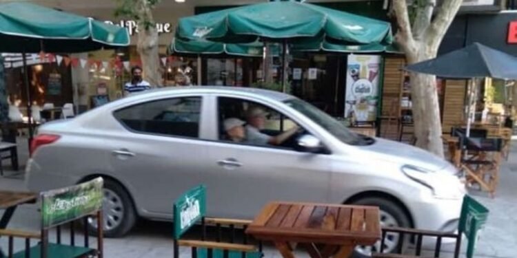 Dos abuelos turistas se pasearon en auto por la peatonal de San Juan