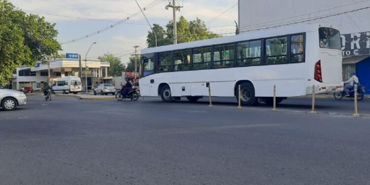 Una moto se estrelló contra un colectivo: el motorista fue trasladado de urgencia
