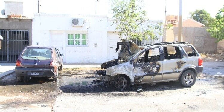 Una camioneta fue consumida por el fuego en pleno centro