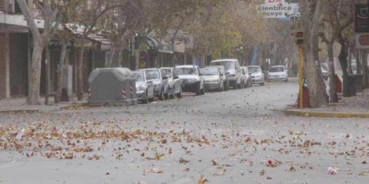A meter la ropa: anunciaron fuertes ráfagas de viento para la madrugada del jueves