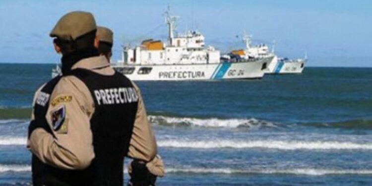 Desesperante búsqueda de Prefectura de un marinero que cayó de un barco pesquero