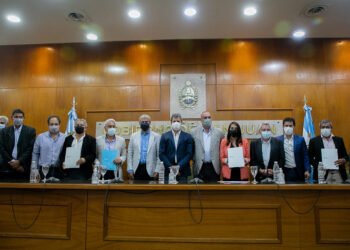 Provincia y Nación firmaron convenios con municipios para la construcción de infraestructura deportiva y viviendas