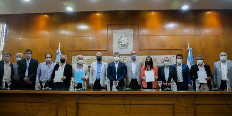 Provincia y Nación firmaron convenios con municipios para la construcción de infraestructura deportiva y viviendas