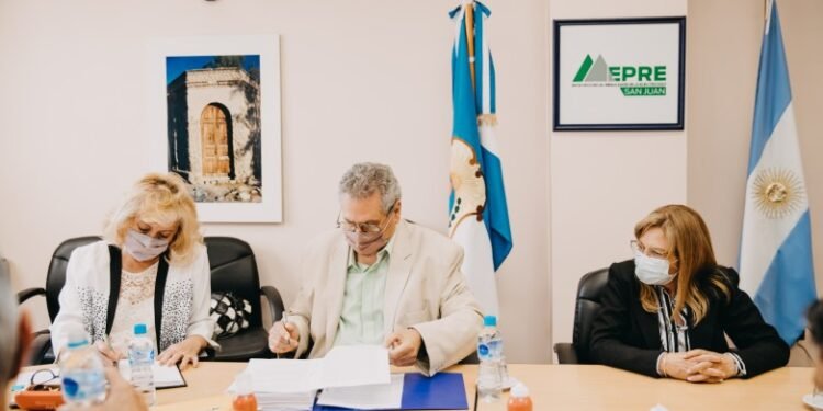 Se firmó el contrato para el inicio de la obra que llevará internet a muchos hogares sanjuaninos