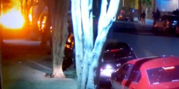 Encapuchados atacaron el edificio de Clarín con bombas molotov