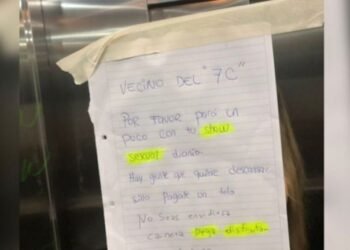 «Pará un poco con tu show sexual»: el cartel que dejó una vecina en el ascensor