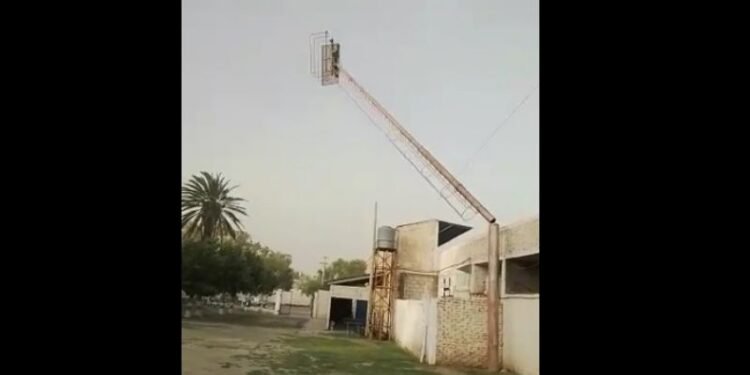 El ventarrón de ayer se llevó una torre de alumbrado del Club Unión de Villa Krause