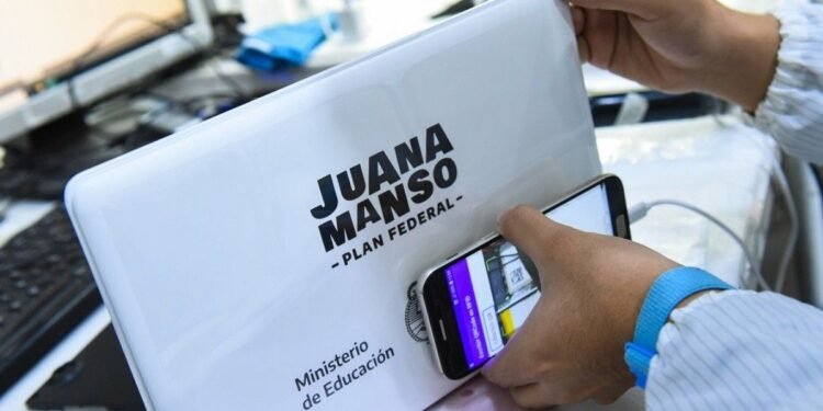 Plan Juana Manso: cuáles son los requisitos para la entrega de computadoras