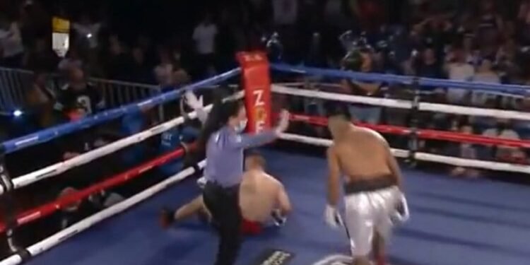 Inédita pelea de boxeo: un policía noqueó a un preso en un round y luego lo cargó