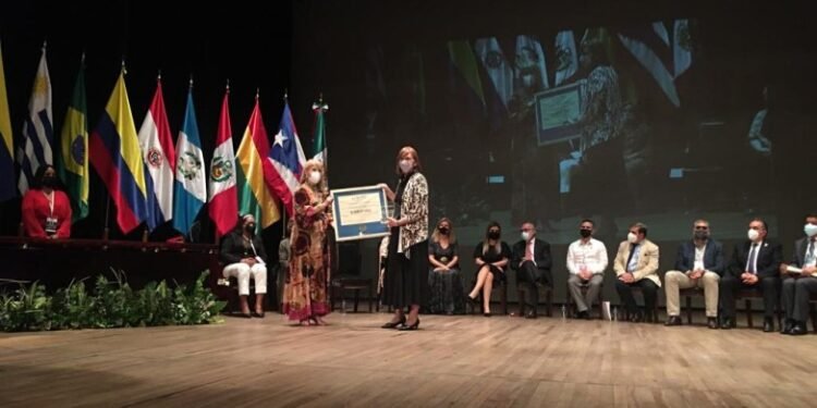 Uñac recibió el máximo galardón al mérito municipalista de la UIM