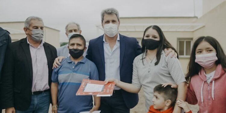 Uñac entregó en Valle Fértil más de 150 viviendas e inauguró obras de iluminación financiadas por el Fodere