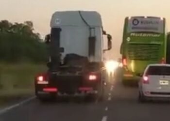 De no creer: un camionero casi provoca una tragedia en la ruta