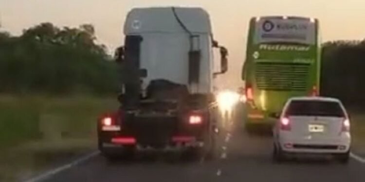 De no creer: un camionero casi provoca una tragedia en la ruta