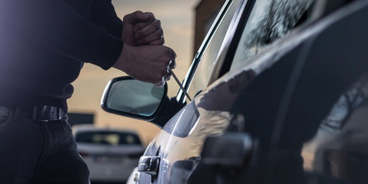 Pocito: atraparon a un ladrón cuando intentaba robar un auto